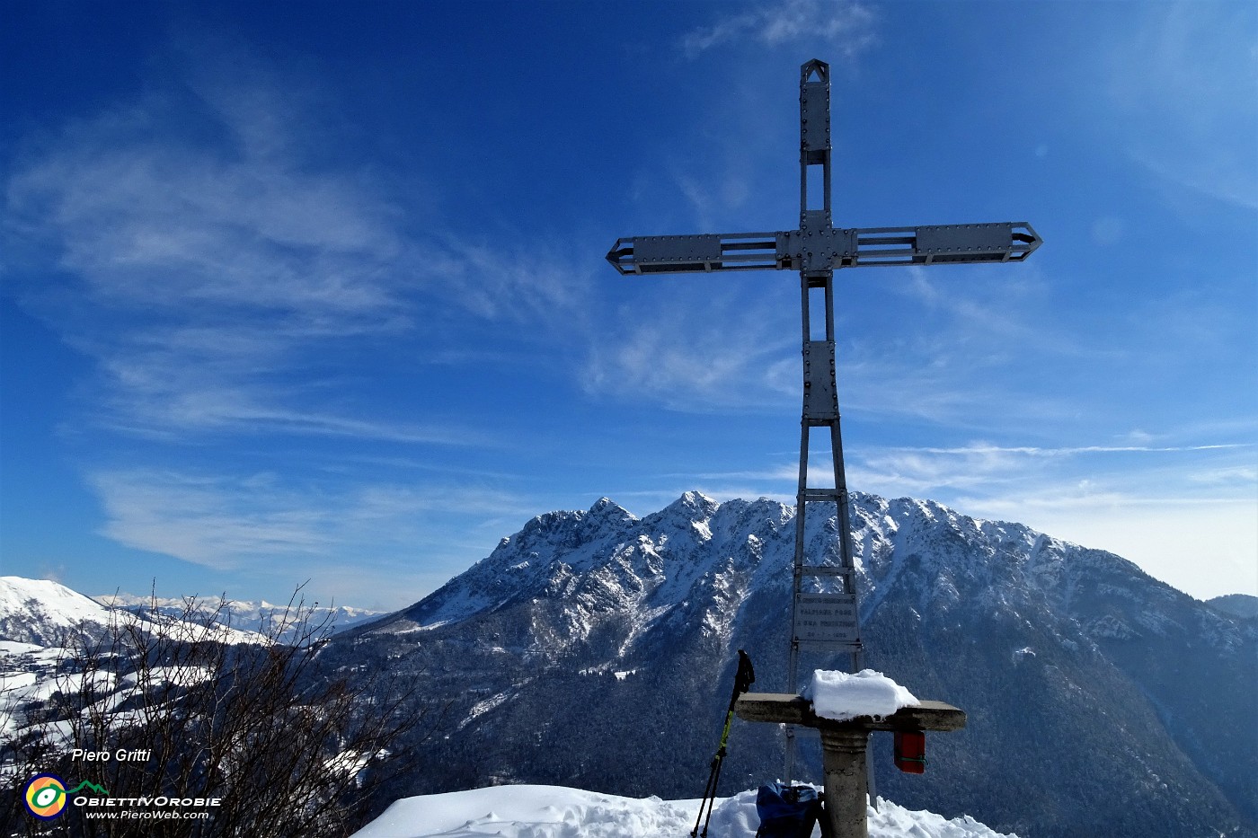 43 Alla croce di vetta del Monte Castello (1425 m) con Alben da sfondo.JPG
